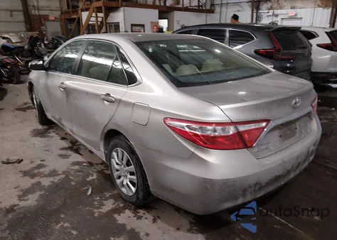 2016 Toyota Camry Le z USA, uszkodzony, nr VIN 4T1BF1FK2GU221328